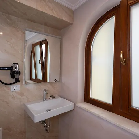 101-new Bazaar * ティラナ